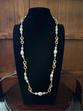 Fabulous vintage necklace.Great detail: luminous pearls,gold tone rondels & more